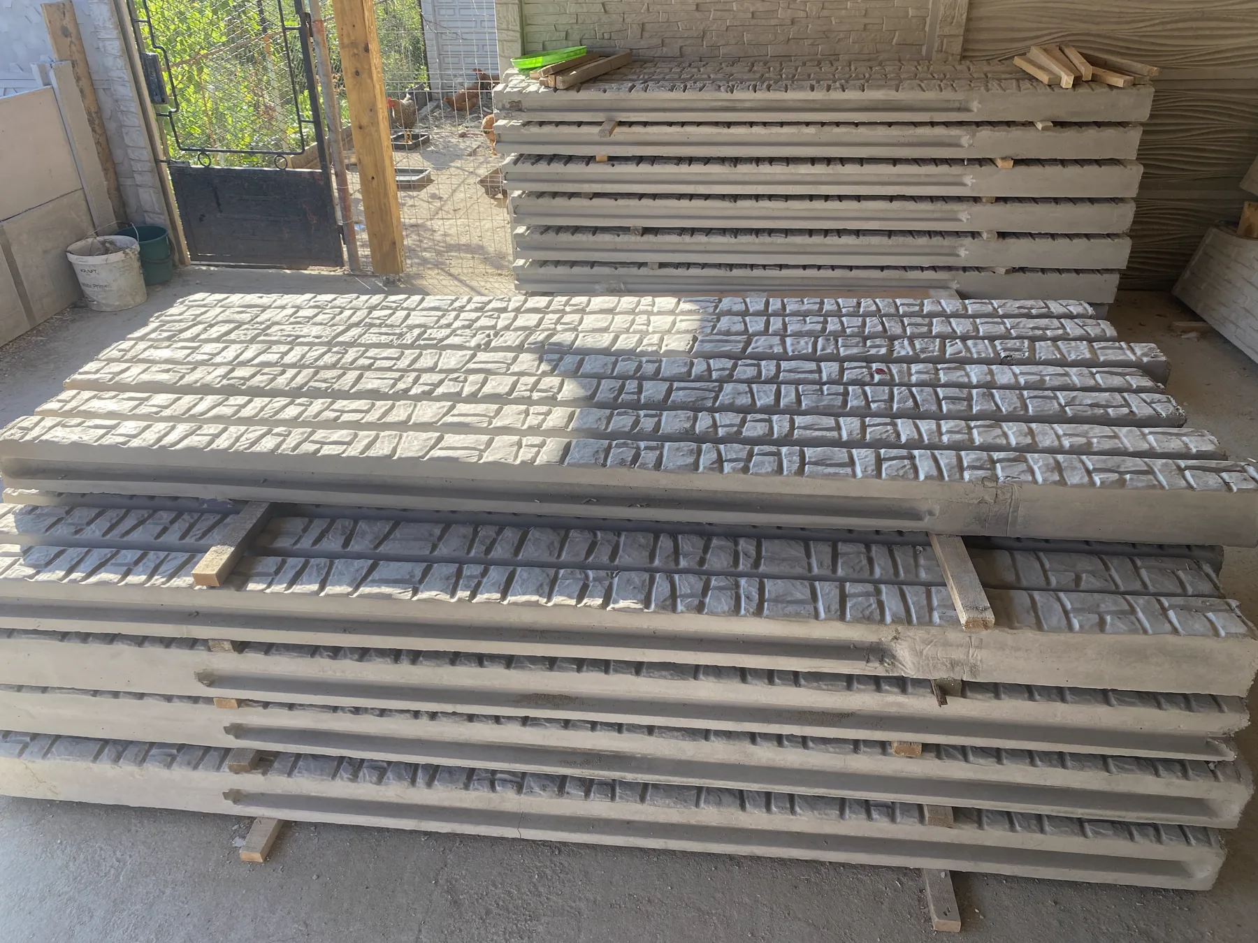 Stâlpi și elemente prefabricate din beton depozitate în atelierul din Botiz